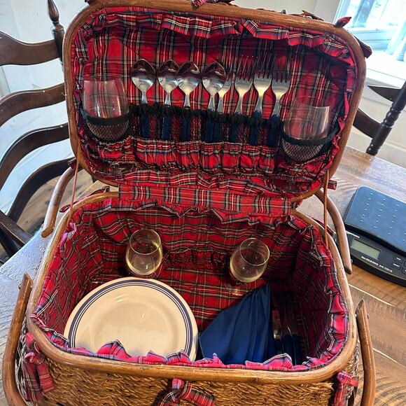 DELUXE PICNIC TIME BASKET 21\